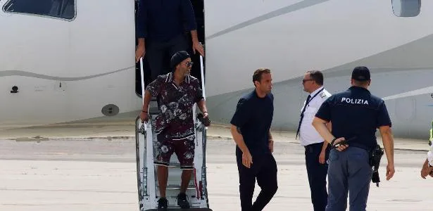 Ronaldinho Gaúcho desembarca na Itália para jogar por clube da 3ª divisão