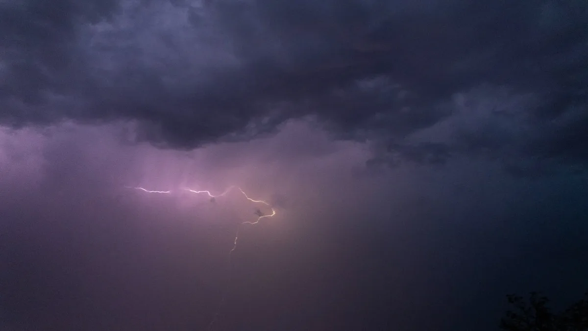 Foudre, coulée de boue, grêles… Les images impressionnantes des orages dans le sud-ouest