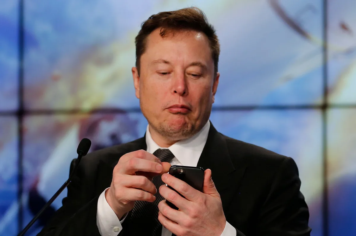 Elon Musk dice que los celulares desaparecerán en cinco años y este es el dispositivo que los remplazará