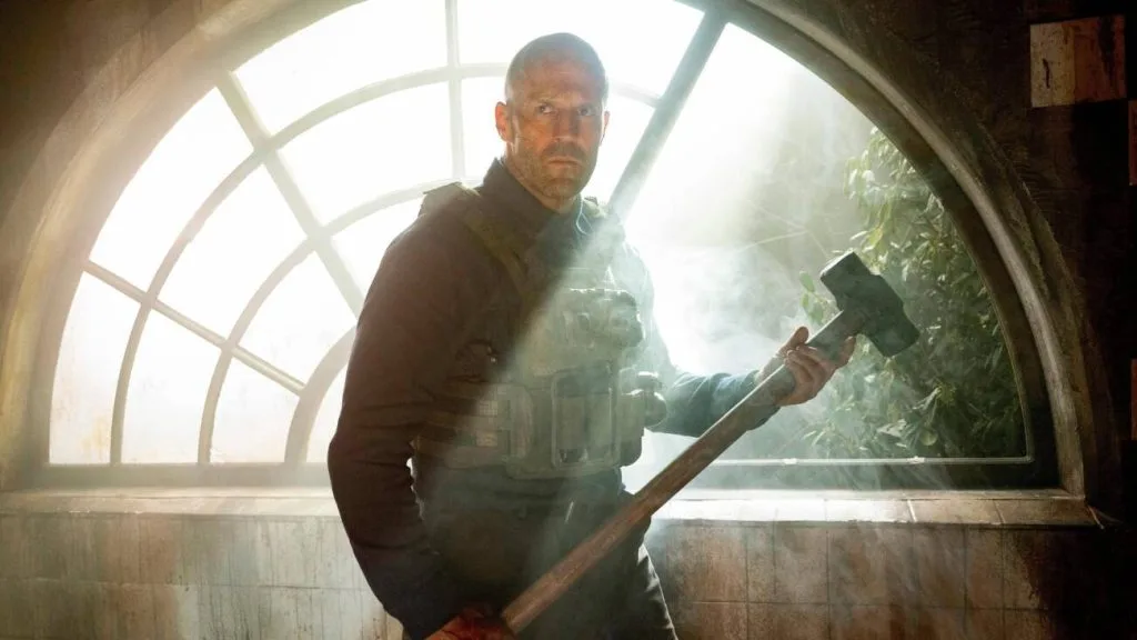 Conheça o filme de ação com Jason Statham roteirizado por Sylvester Stallone que está fazendo SUCESSO no streaming