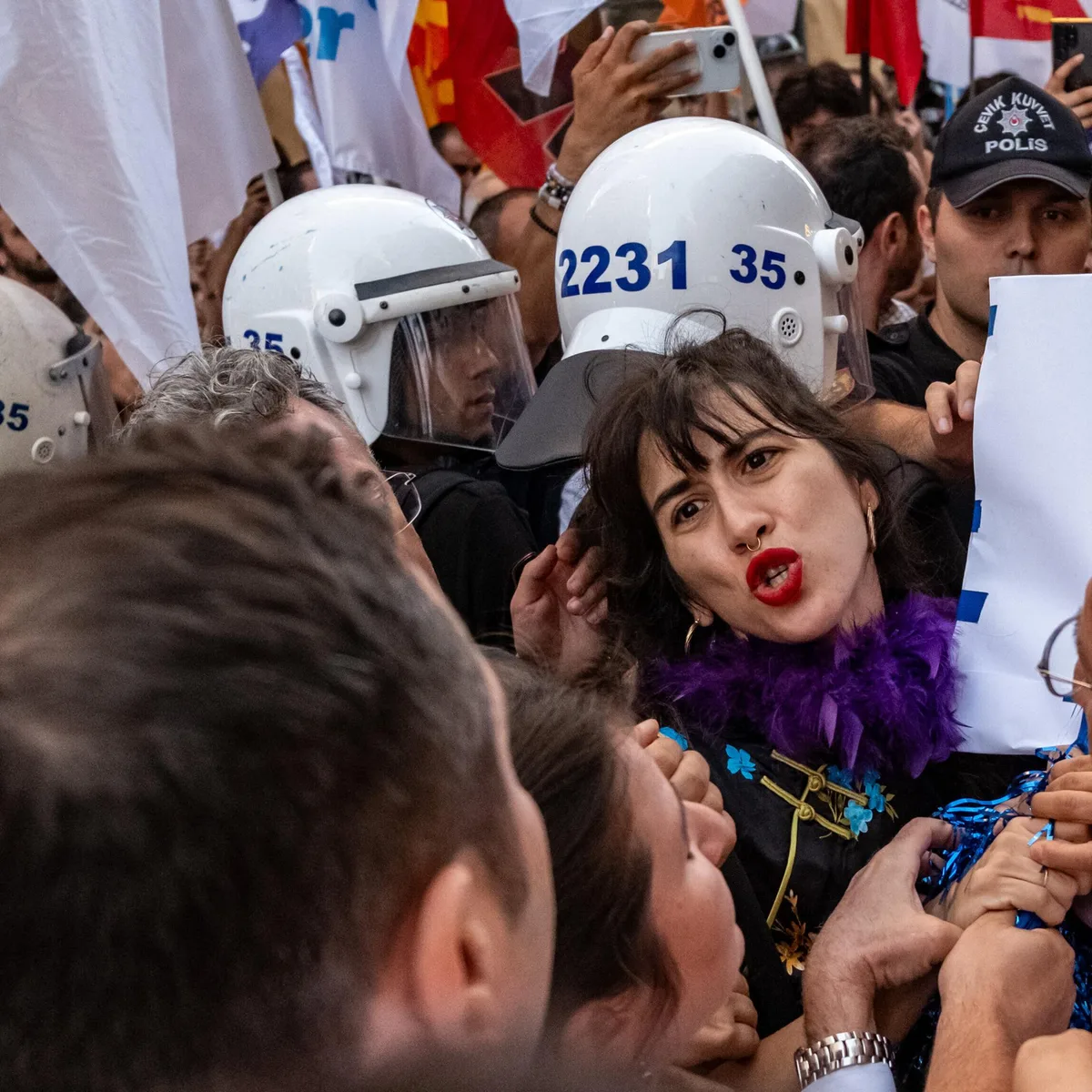 Türkei - Nach LGBTQ-Razzien: Haftbefehl gegen Journalistin erlassen