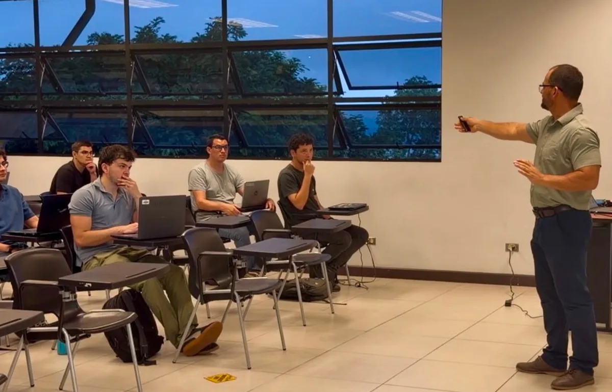 Costa Rica capacita a 80 universitarios para trabajar en la industria de dispositivos médicos, uno de los sectores de mayor crecimiento del país