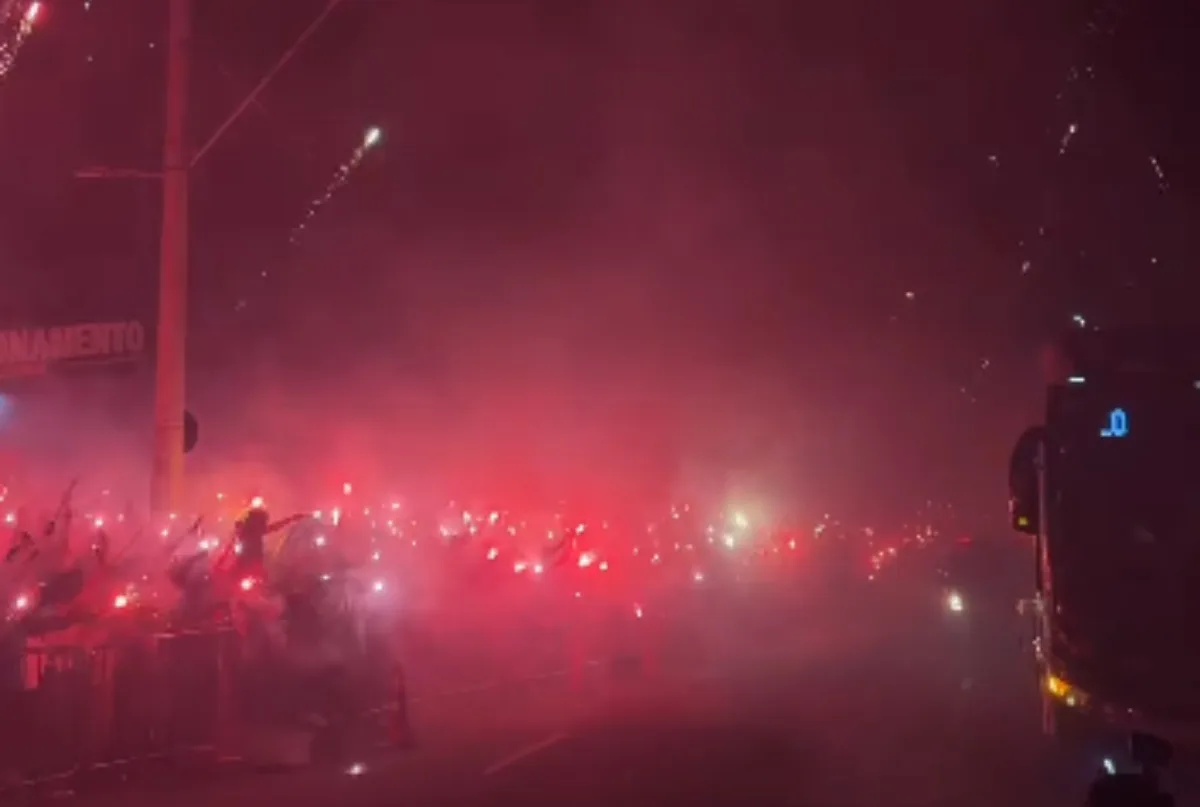 Copa do Brasil: torcida do Atlético-MG faz "rua de fogo" antes de clássico