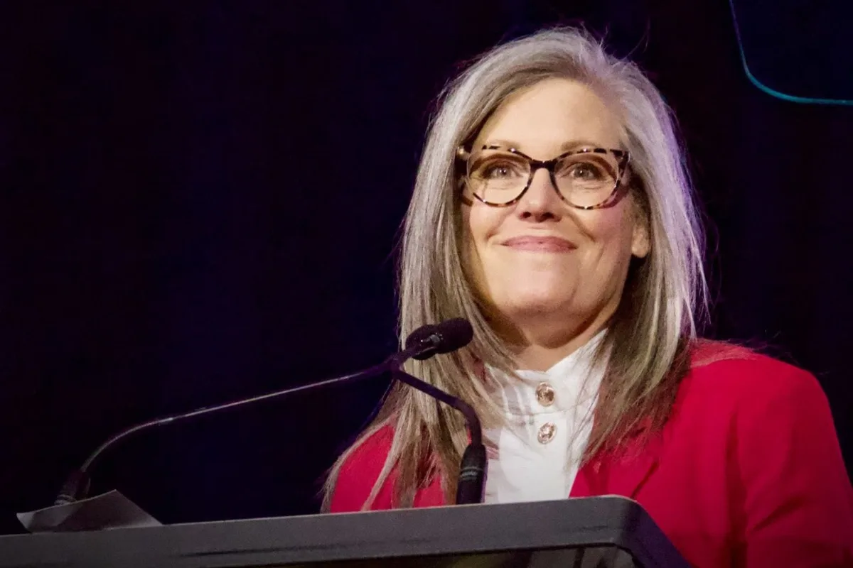 Noticias en Arizona: Katie Hobbs lanza una herramienta con IA para acercar servicios a los residentes