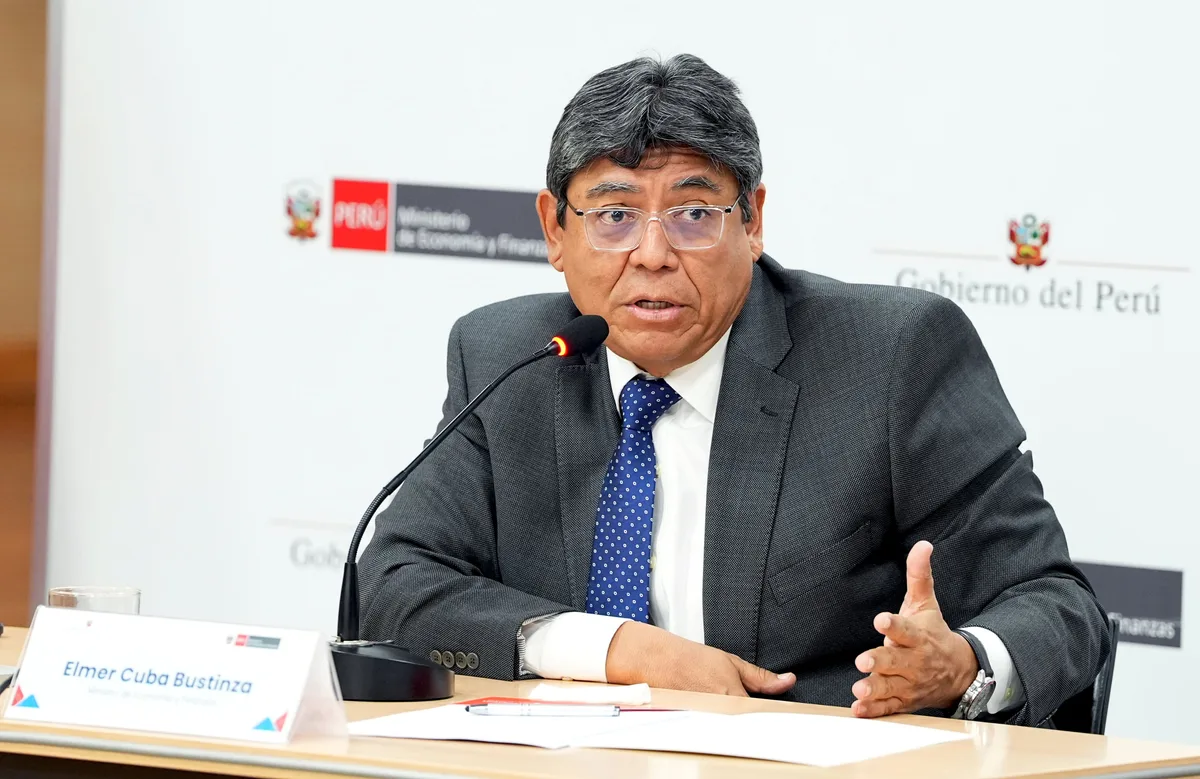 Ministro de Economía indigna por minimizar lluvias y pedir a damnificados no exagerar “por un poco de agua en la rodilla”