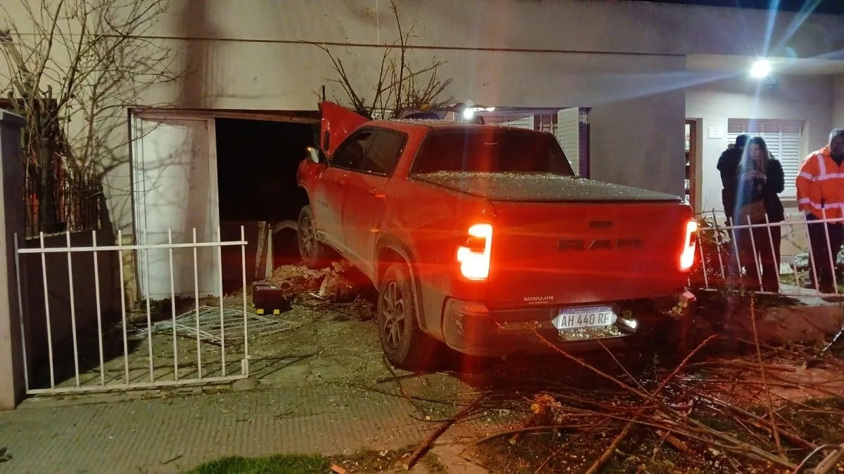 “Se levantó con los escombros en la cama”: manejaba borracho una camioneta, perdió el control y terminó dentro de una casa