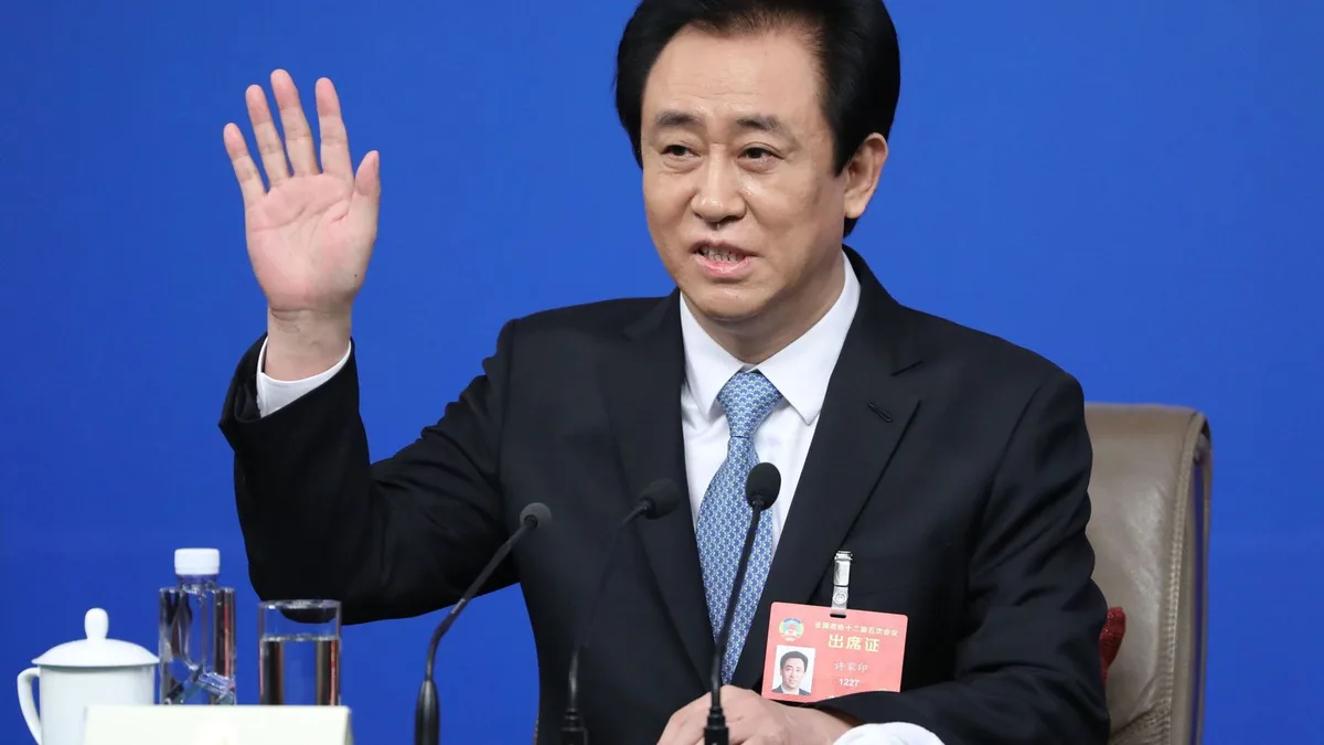 El fundador del gigante inmobiliario chino Evergrande, condenado a cadena perpetua por fraude