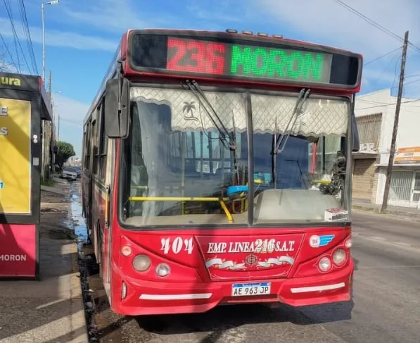 Un hombre robó un colectivo, recorrió Morón como chofer y chocó