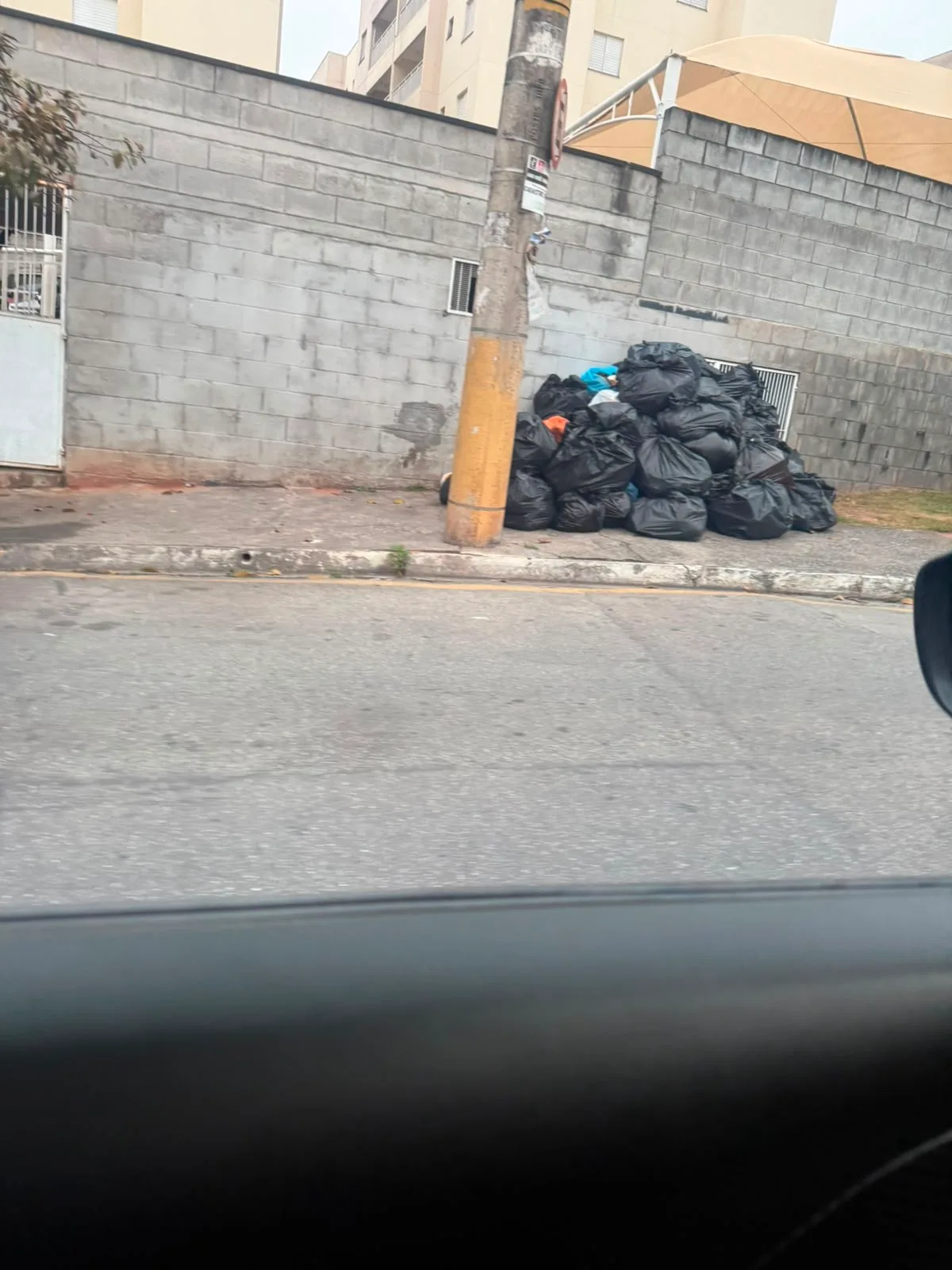 Moradores denunciam falta de coleta de lixo em Embu das Artes e Cotia