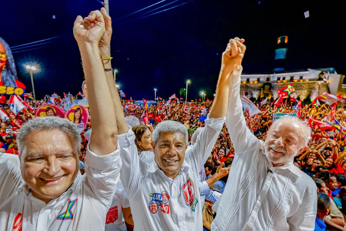 Jerônimo Rodrigues e Rui Costa acompanham Lula durante ato em São Paulo