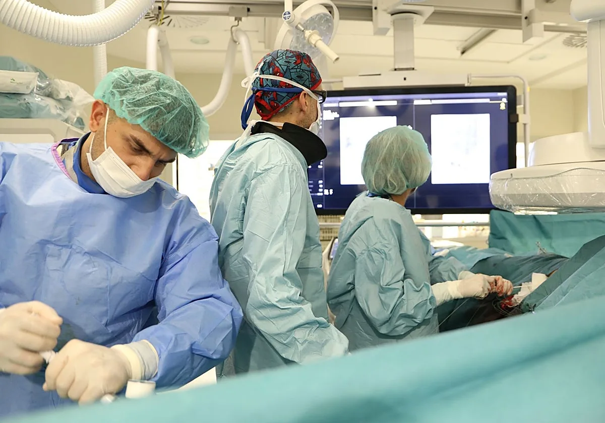 Vall d'Hebron desobstruye la vena que conecta bazo e hígado en niños con radiología y menos riesgos: «Sólo son dos horas y dos tiritas»