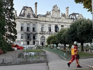 REPORTAGE. « La population est meurtrie » : à Limoges, la ville sous le choc après l’incendie de sa mairie