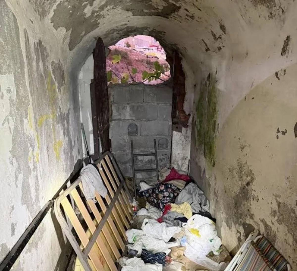Bomberos descubre un asentamiento de inmigrantes en un antiguo túnel militar de Ceuta