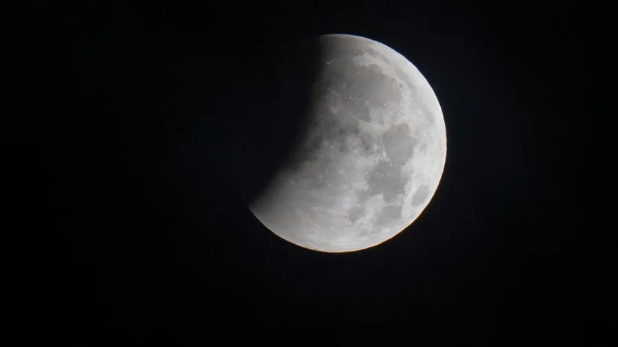 Morgendliche Mondfinsternis: Wolken nehmen Sicht auf partielle Mondfinsternis