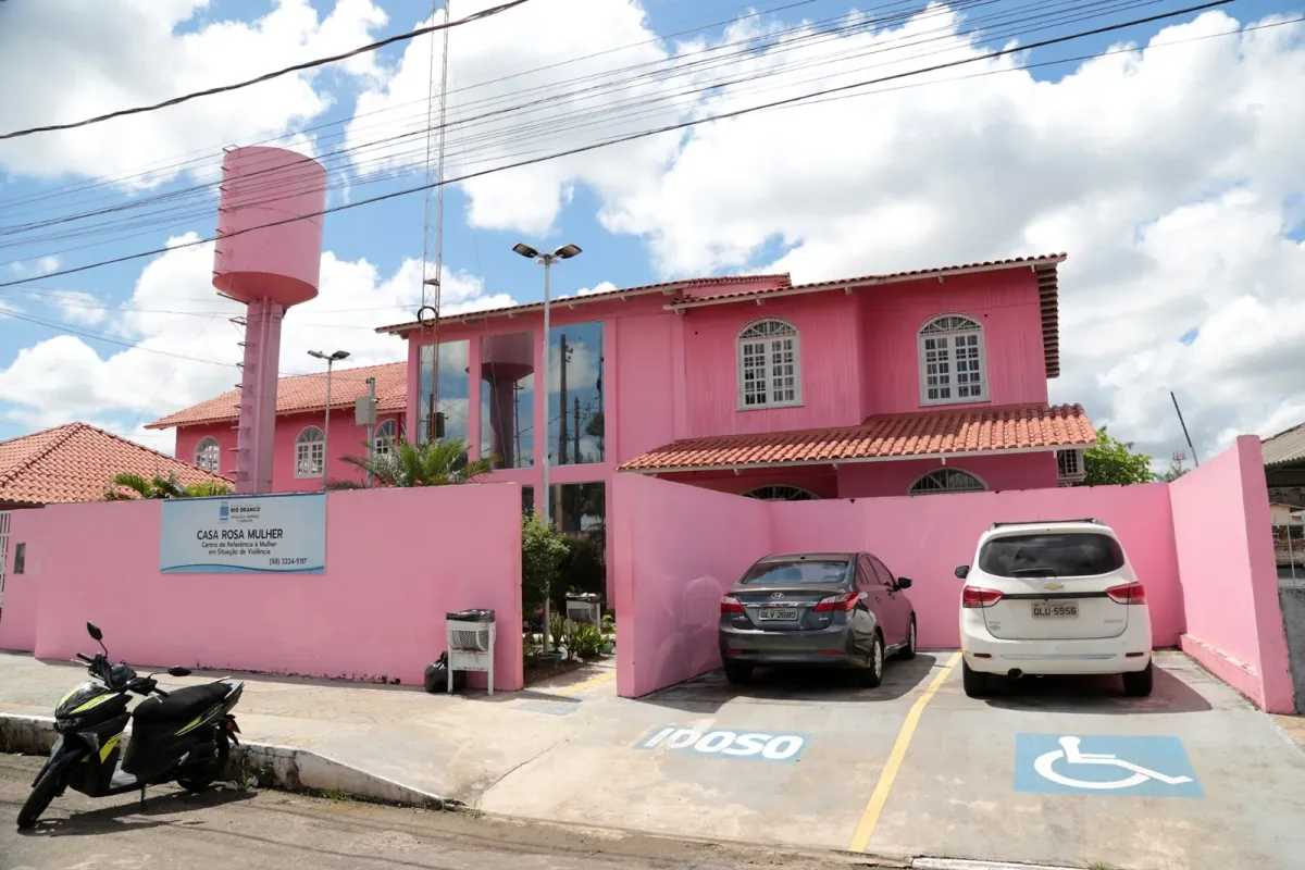 Casa Rosa Mulher oferece cursos gratuitos de beleza em Rio Branco