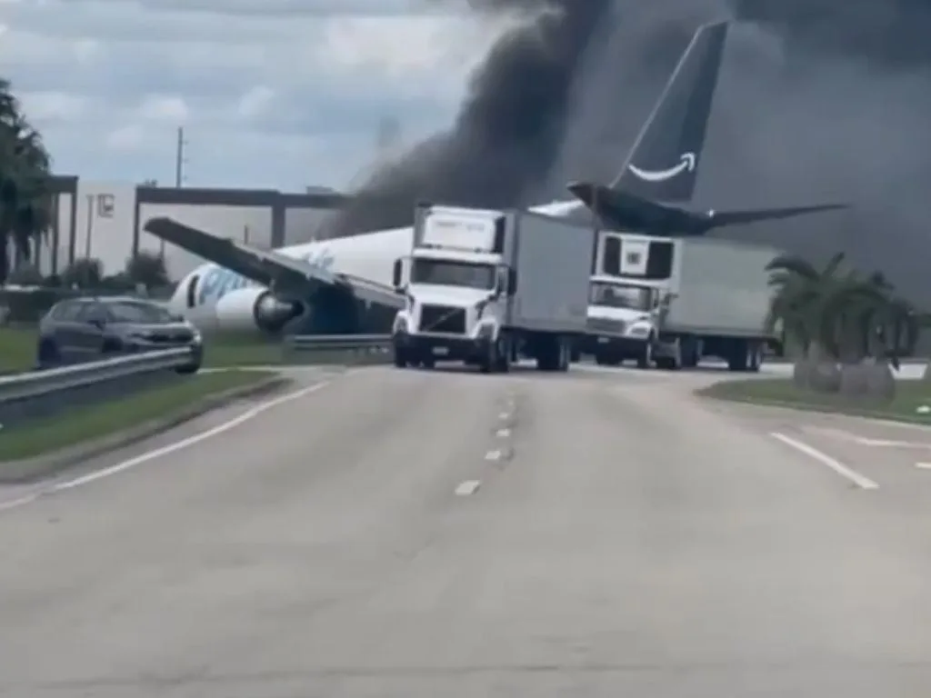 Un avión de carga de Amazon se despistó en el aeropuerto de Miami: hay cinco muertos
