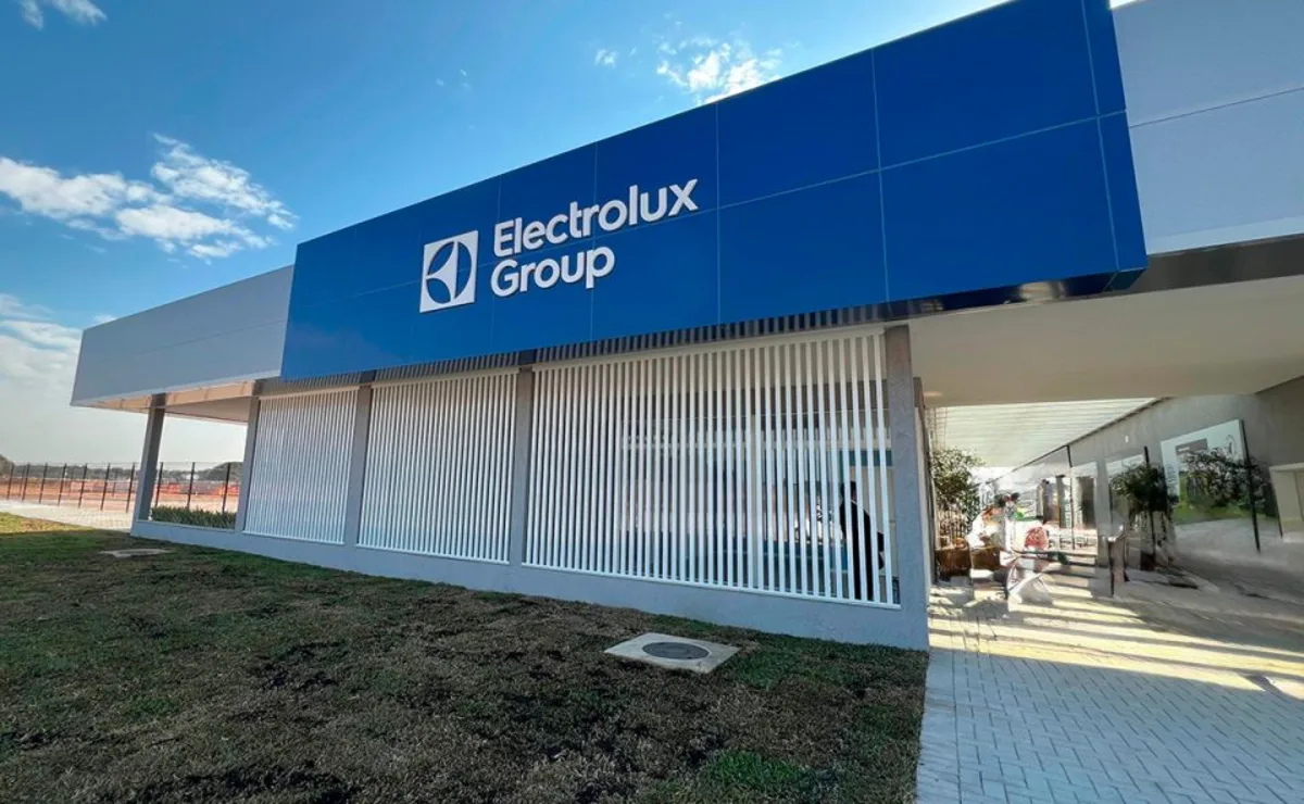 Electrolux avança com demissão de 3 mil funcionários, fecha fábricas e encerra produção de geladeiras