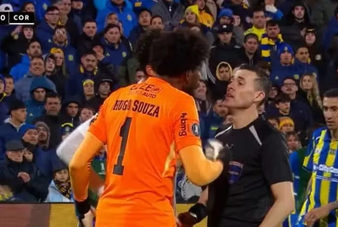 Denúncia de goleiro aciona protocolo antirracismo em jogo do Corinthians