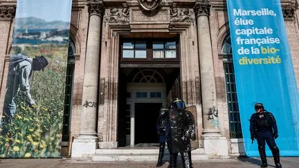 L'Association des maires de France appelle au rassemblement devant les mairies lundi midi après les violences en marge de la mobilisation du 17 octobre