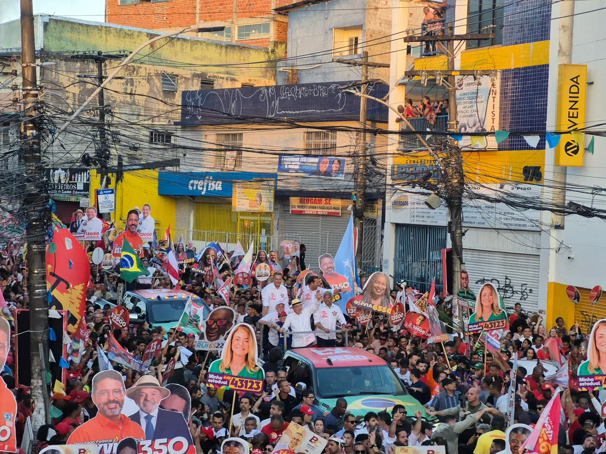Lula destaca plano de industrialização em caminhada na Liberdade com Jerônimo Rodrigues e diz que vai anunciar fim da fila do INSS