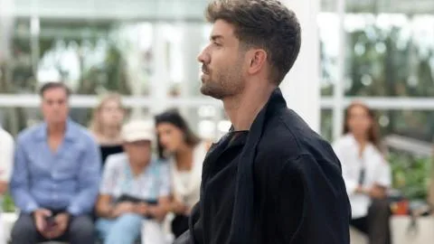 Pablo Alborán sorprende en Madrid y debuta como modelo para Adolfo Domínguez tras superar una neumonía