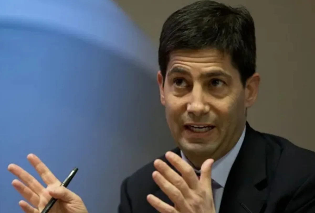 Dólar sobe forte à espera de discurso do presidente do BC americano