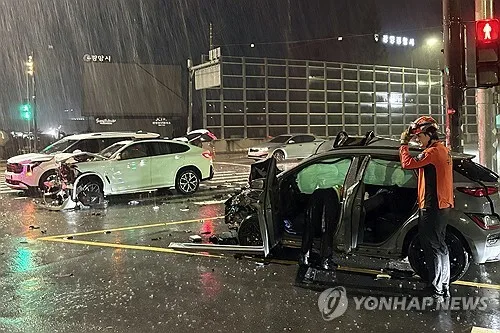음주운전 40대, SUV·승합차 들이받아…8명 중경상