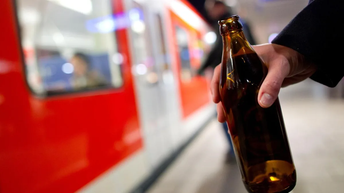 Weniger Gewalt und Müll : Deutsche Bahn verbietet Alkohol an Bahnhöfen – verkauft ihn aber in ihren Zügen