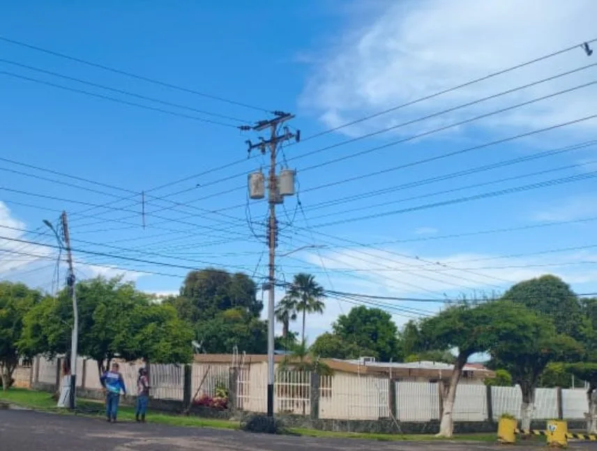 Vecinos de Los Olivos exigen solución a fallas eléctricas