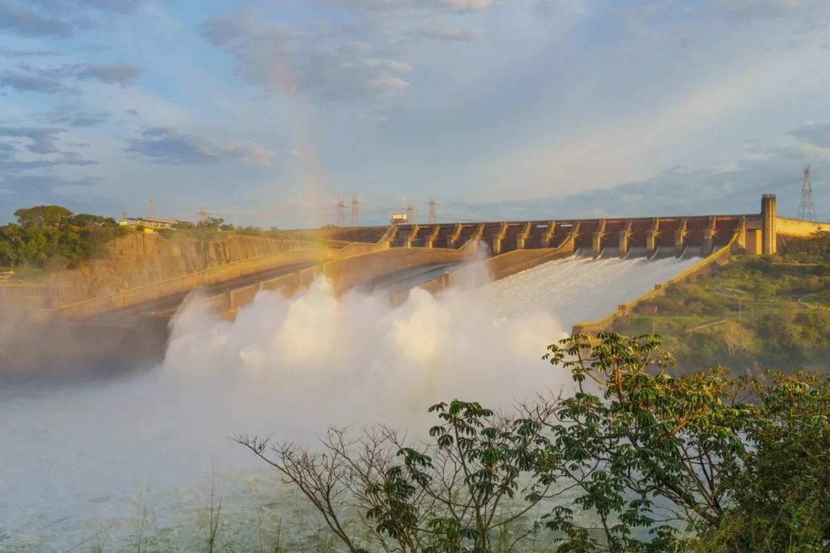 Após fortes chuvas no Paraná, Itaipu abre vertedouro para controlar nível do reservatório