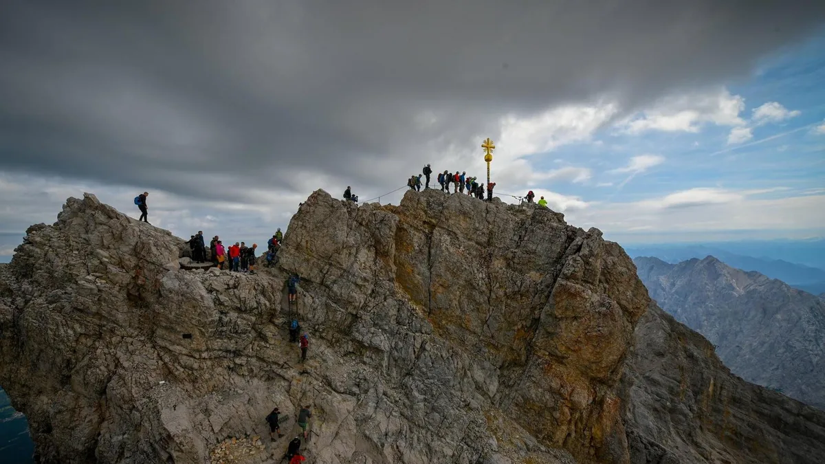 Alpen - Großer Felssturz an der Zugspitze setzt sich fort