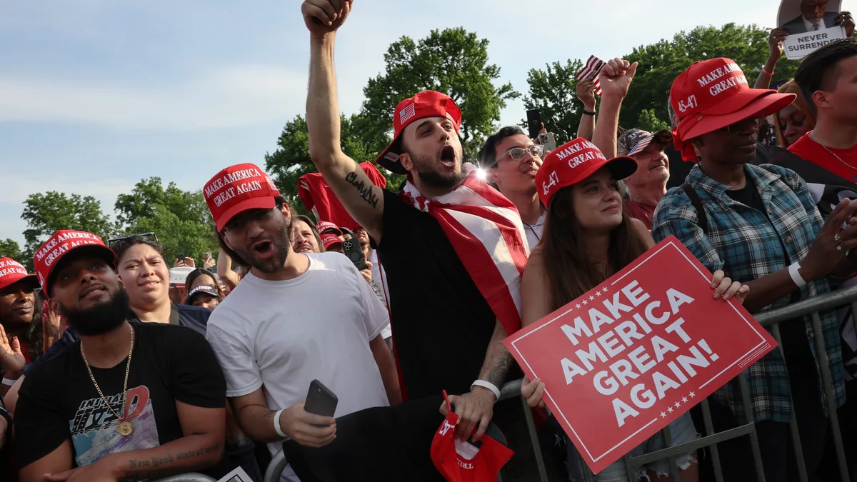 Los latinos que se alejaron de Trump, pero desconfían de los demócratas: “Necesito ver hechos para volver a creer”