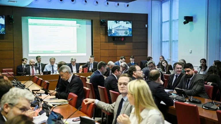 “On ne vit pas bien avec 1.265 euros” : pourquoi le gel des retraites prévu par le gouvernement provoque un tollé à l’Assemblée