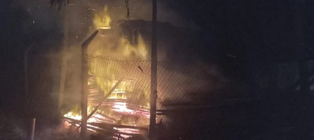 Una mujer embarazada sobrevivió a un impactante incendio en una maderera de La Plata