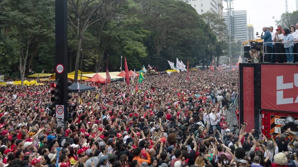 Antes del balotaje en Brasil, Lula encabezó una multitudinaria marcha mientras Bolsonaro mantiene la ventaja en las encuestas