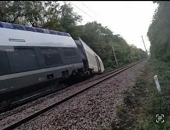 Pelo menos 20 feridos em descarrilamento de comboio no norte de França