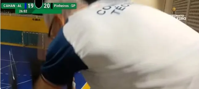 Vídeo: Diretor de clube arremessa cadeira contra torcida após jogo do Campeonato Infantil de Handebol