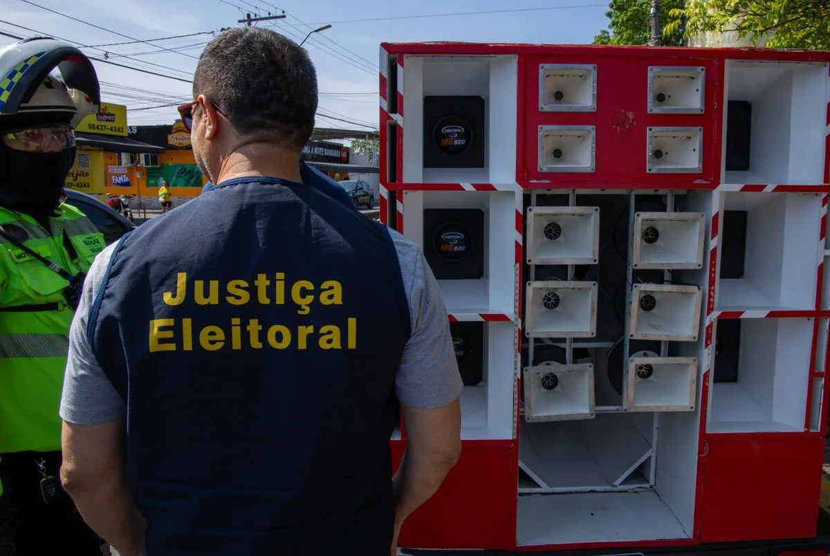 TRE-AM notifica caminhonetes por suspeita de propaganda eleitoral irregular em Manaus