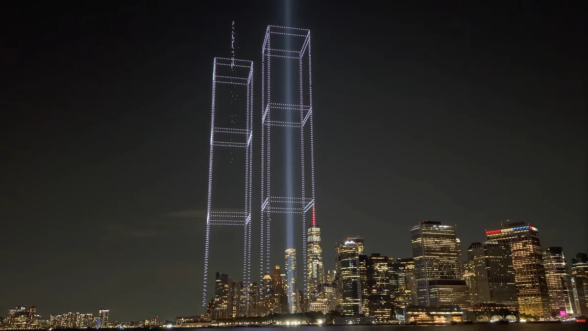 À New York, l'émouvant hommage du 11 septembre, avec autant de drones dans le ciel que de victimes (Vidéo)