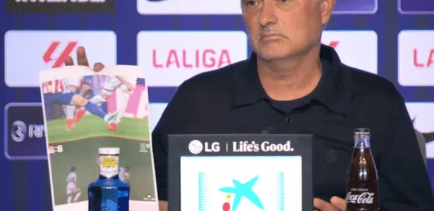 Mourinho usa prints de lances para reclamar da arbitragem do Dérbi de Madri