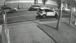 VÍDEO: homem dispara contra viatura com árbitros no Brasil