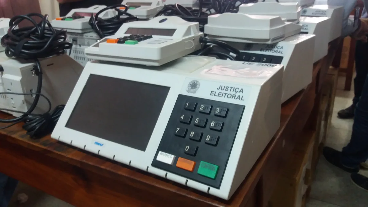 É #FAKE que eleições de 2026 terão novo modelo de urna eletrônica