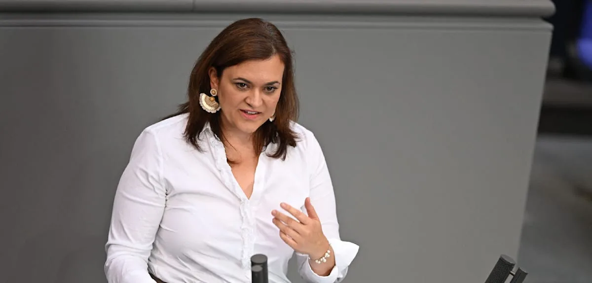 „Auf dem richtigen Weg“ – CDU‑Generalsekretärin verteidigt Merz gegen Kritik