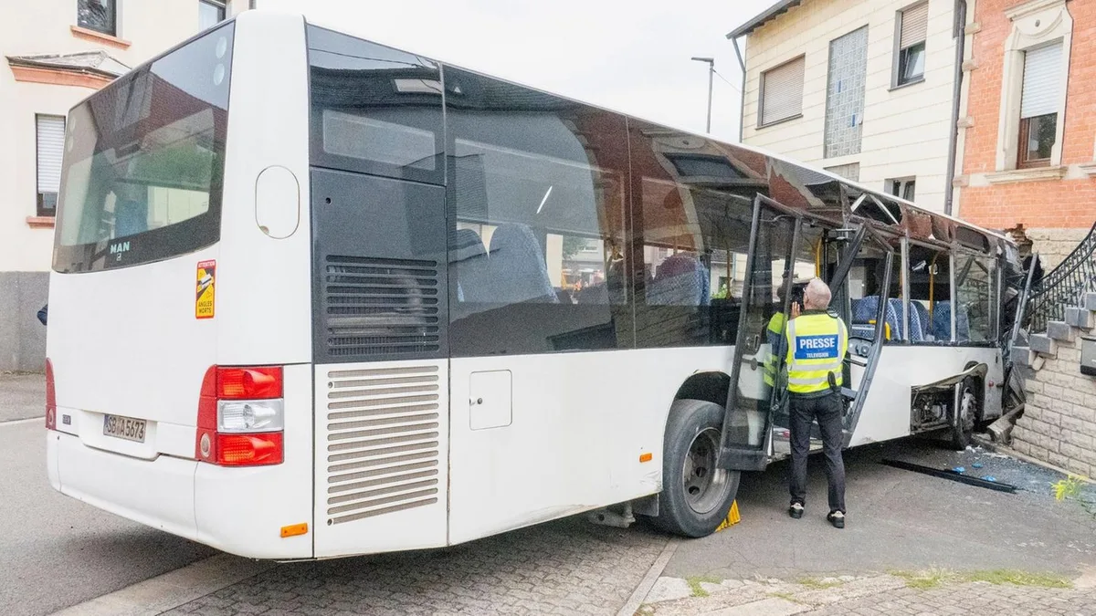 Saarland: Schulbus prallt gegen Hauswand – mehrere Kinder verletzt