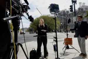Trump cumpre promessa e barra acesso de jornalistas da CNN e MS NOW à Casa Branca