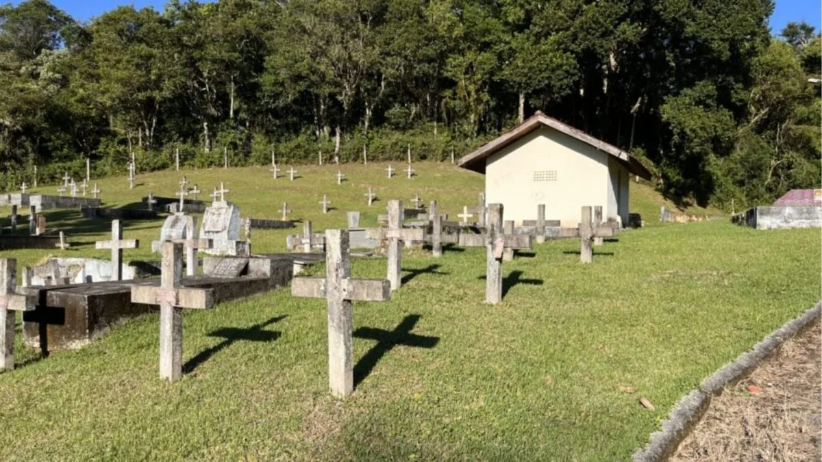 Três funerárias ao lado de hospital de referência em SC são interditadas após fiscalização identificar irregularidades