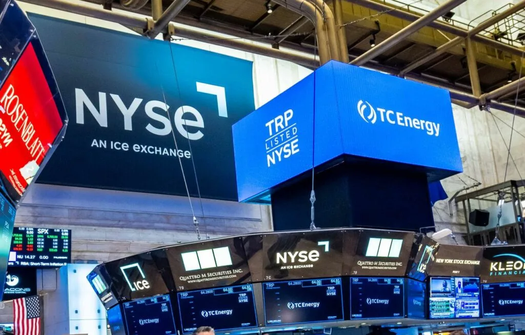 Wall Street fecha em baixa após Fed subir juros pela primeira vez desde 2023