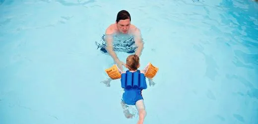 Badeunfälle bei Kindern: Das sollten Eltern nach einem Sturz ins Wasser beachten