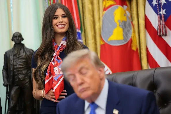 Apoiadora acusada de ter a função de acordar Trump se manifesta