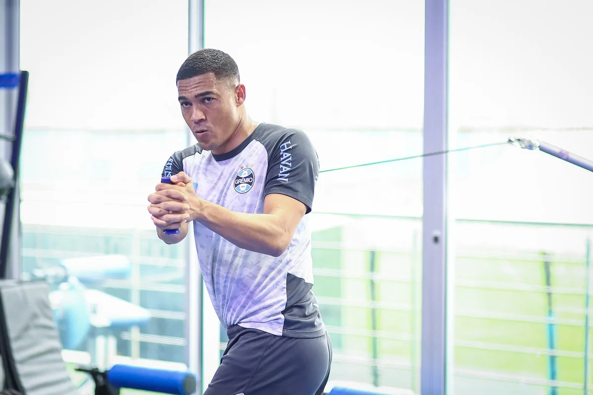 Grêmio quita pendências com Carlos Vinicius em meio à tentativa de renovação